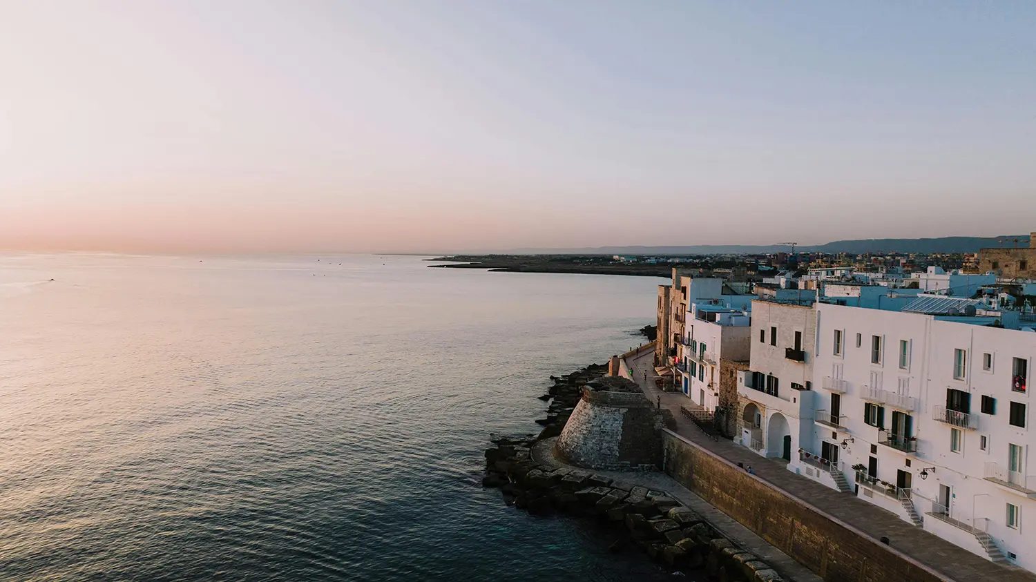 Monopoli affacciata sul mare all’alba