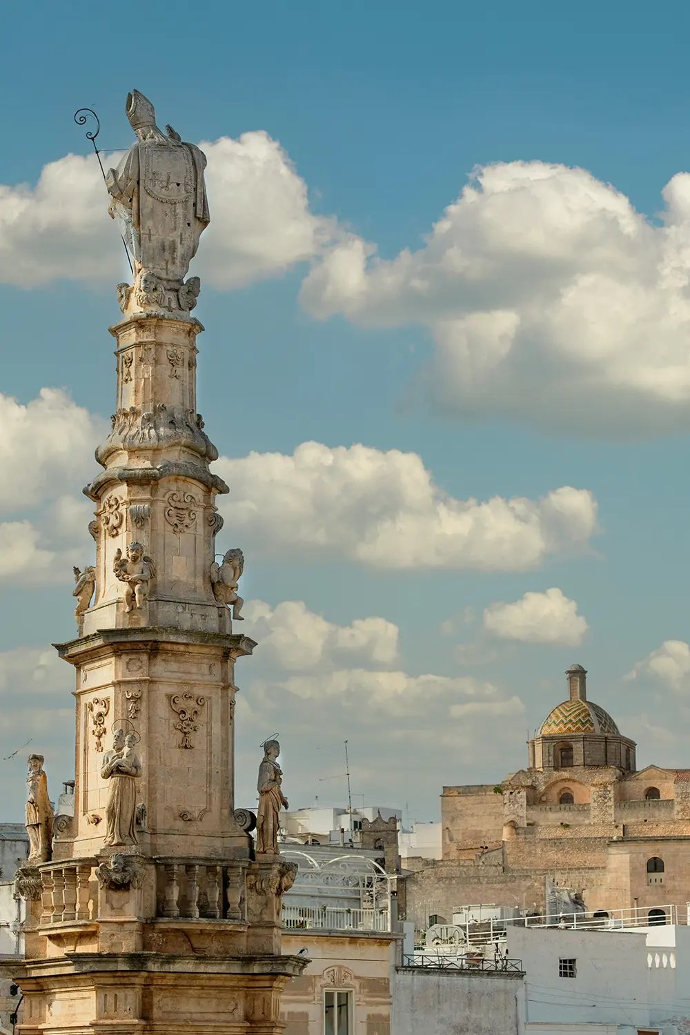 La colonna di Sant’Oronzo e il centro di Ostuni