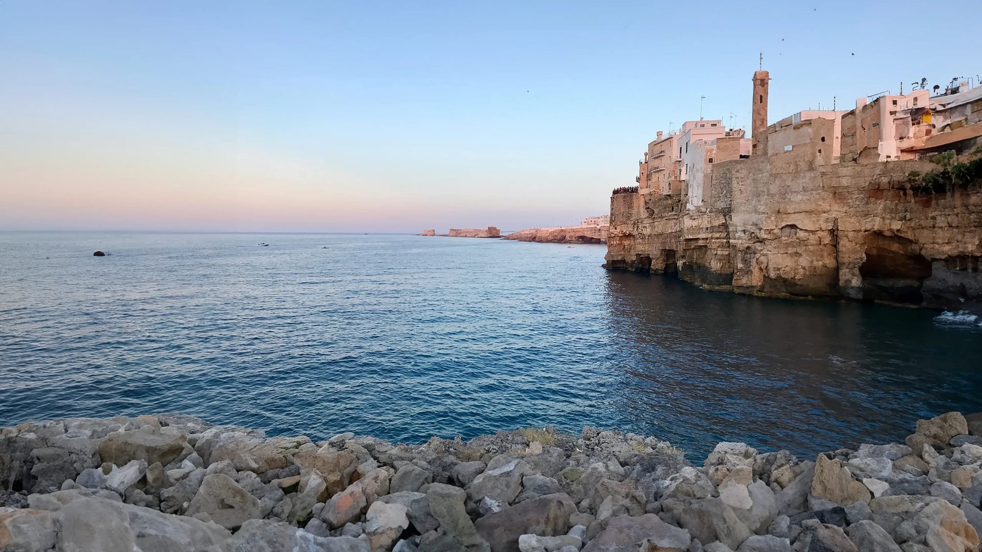 Le case di Polignano a Mare sulla scogliera, al tramonto