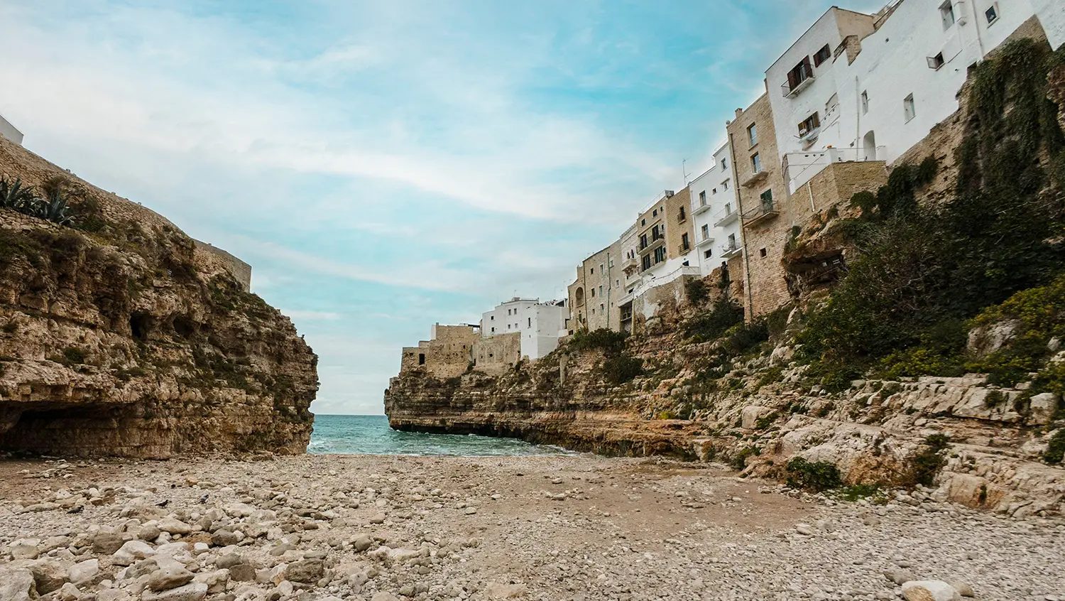 La spiaggia di Lama Monachile a Polignano a Mare, fra le scogliere