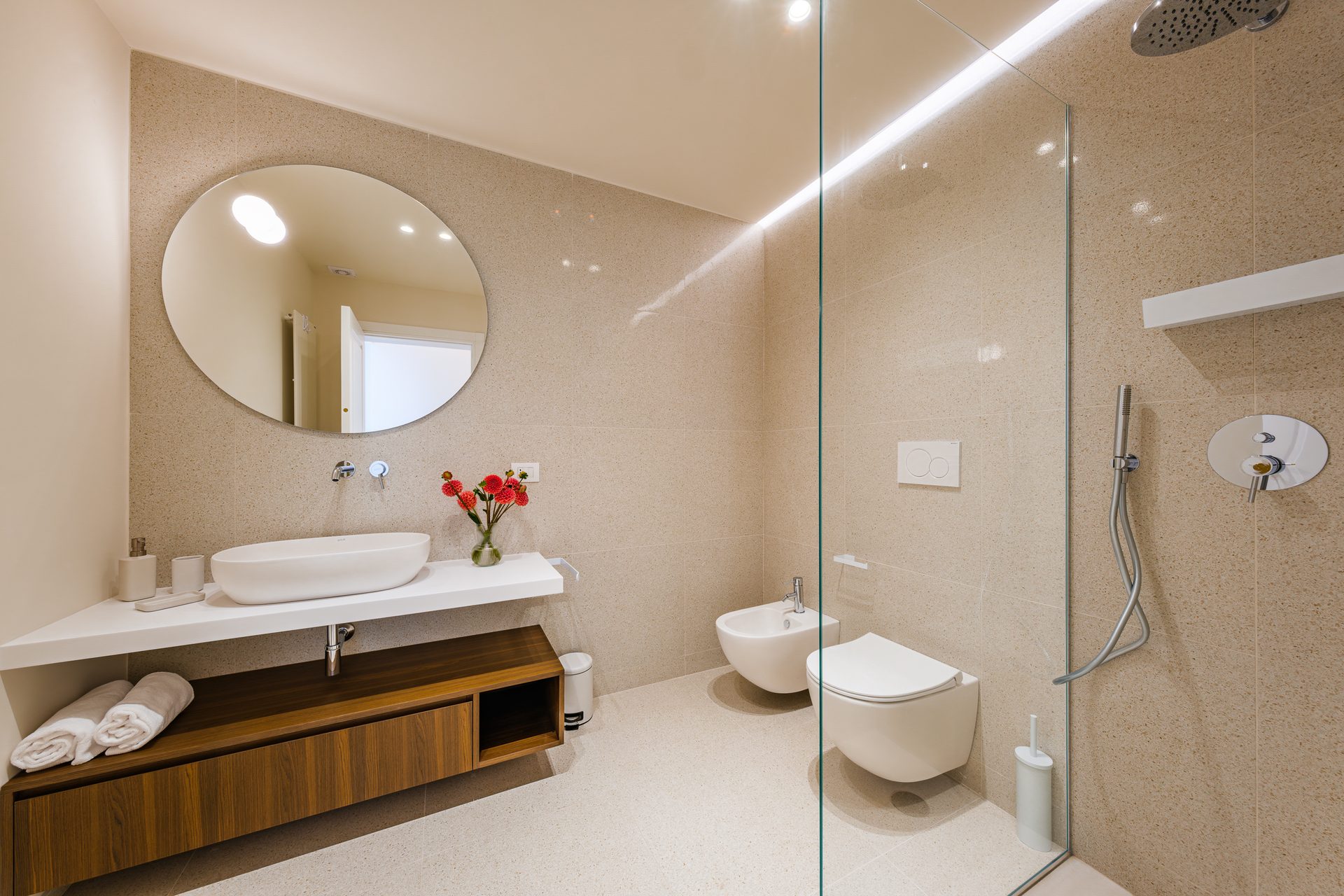 Bagno con ampia doccia