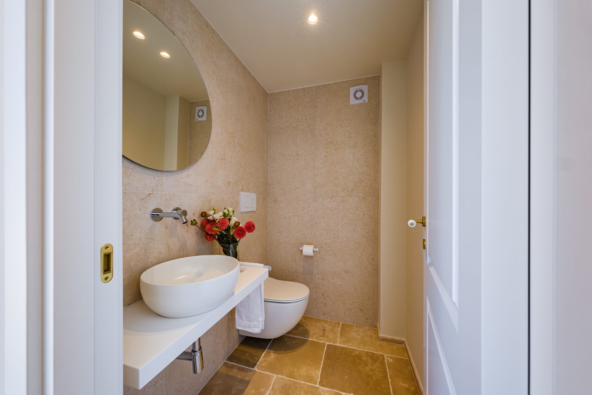 Bagno con lavabo e specchio