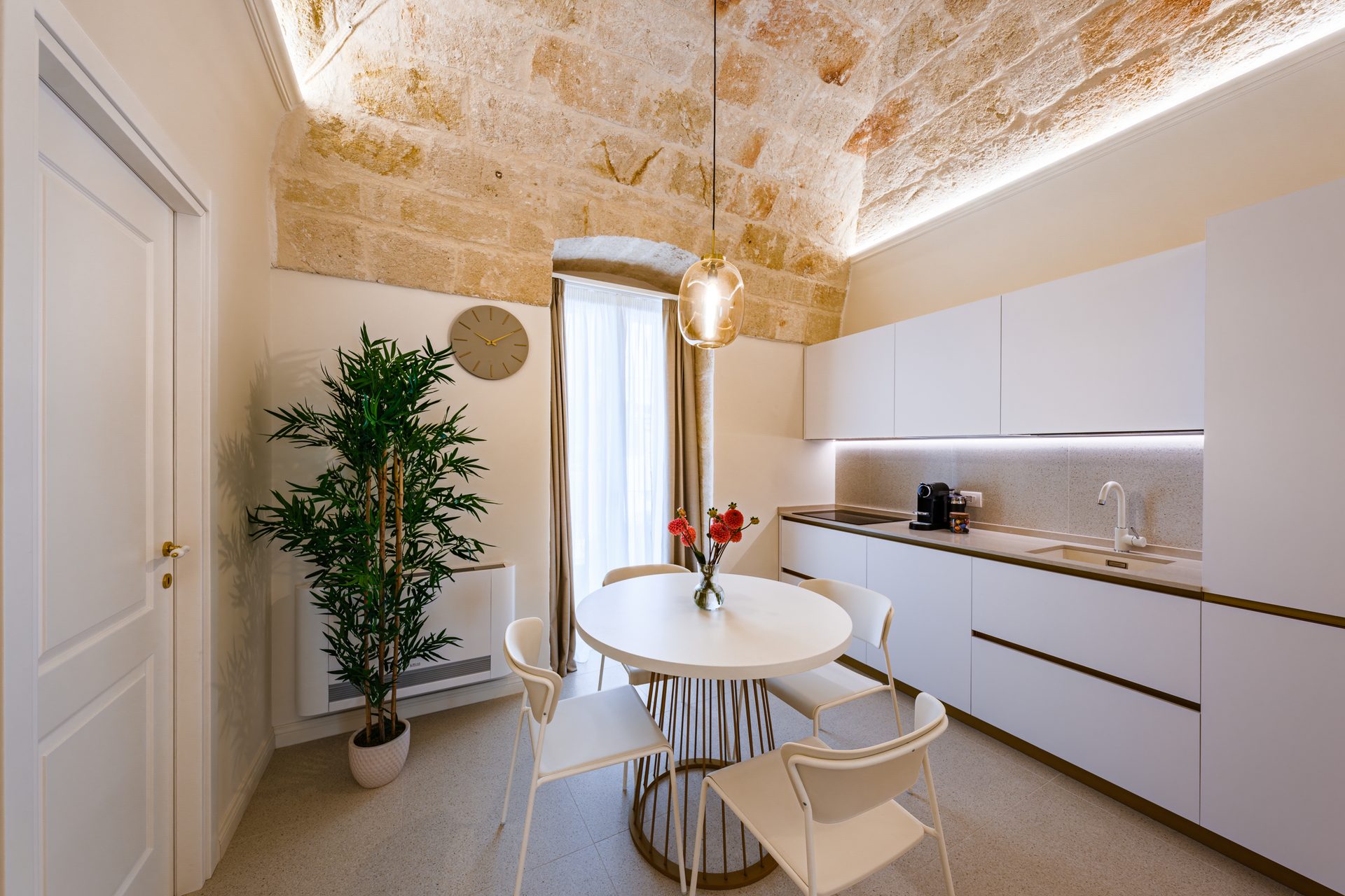 Cucina e soggiorno sotto la volta in pietra