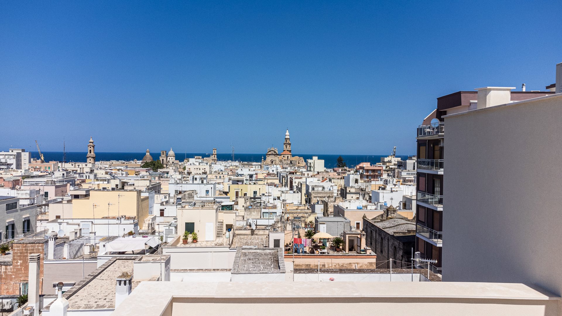 Il centro storico di Monopoli e il mare visti dall’alto