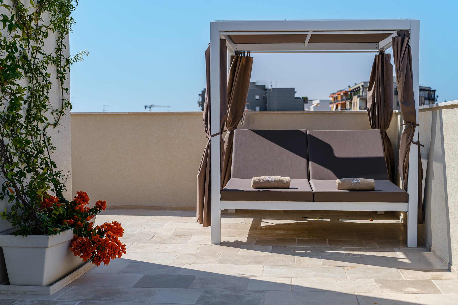 Il lettino sotto il gazebo della terrazza