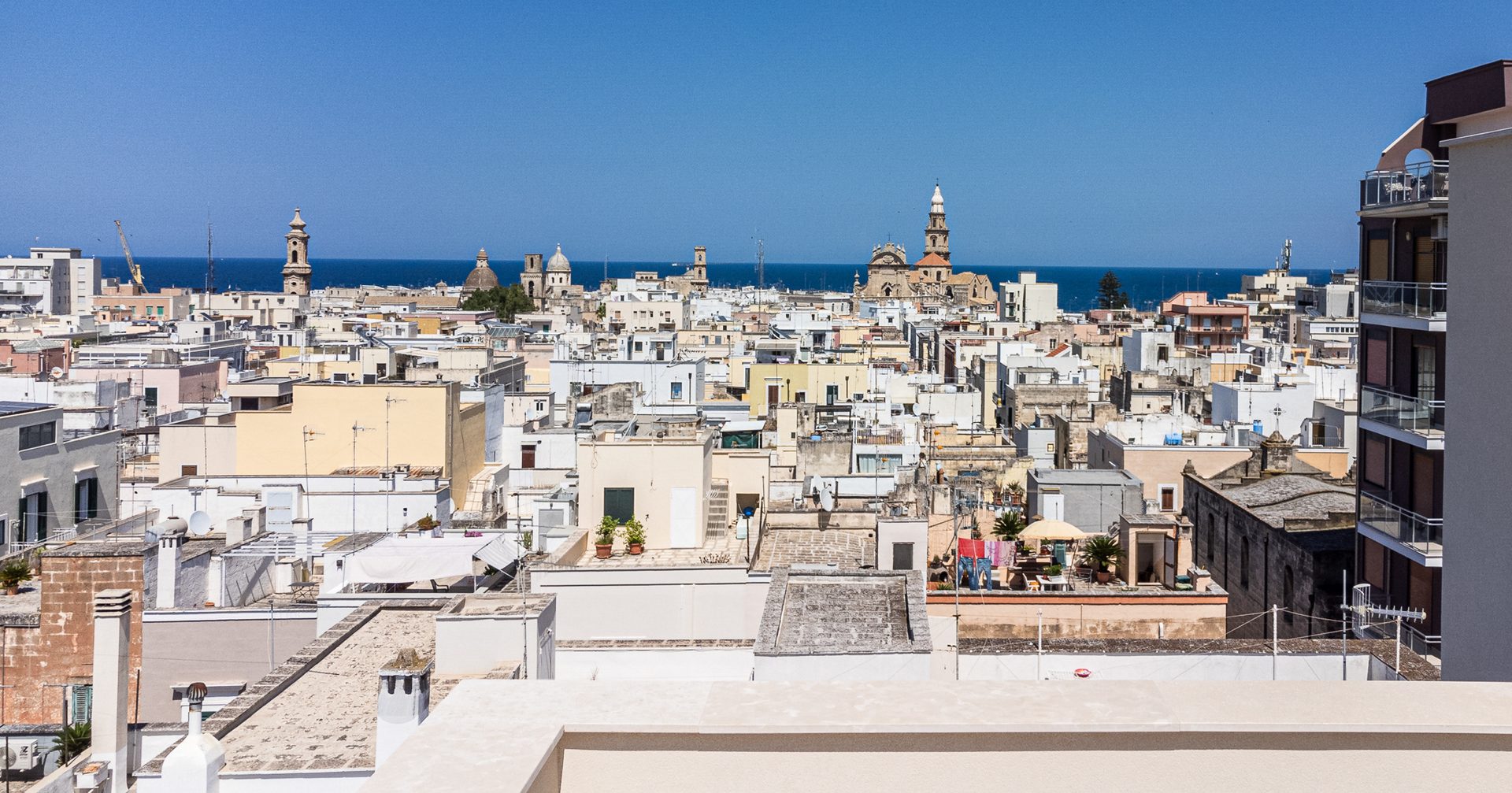 I tetti del centro storico di Monopoli e il mare